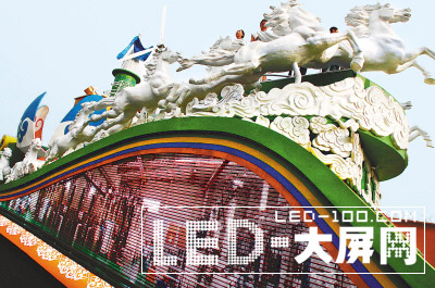 那道流動的風景:國慶異型LED屏游行彩車