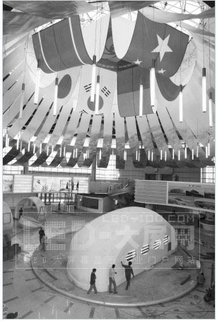 展館裝修和布展預(yù)計(jì)今日結(jié)束標(biāo)志性建筑<a href=http://www.saemoetchemins.com target=_blank>led顯示屏</a>已裝完(圖)