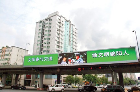 綿陽公路立交首現(xiàn)大型LED顯示屏