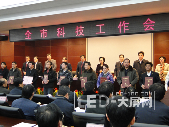 京華電子獲“高清全表貼LED真彩色大屏幕視頻顯示屏”一等獎
