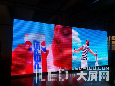 華興光彩最新開發(fā)吊裝<a href=http://www.saemoetchemins.com/company/1.htm target=_blank><a href=http://www.saemoetchemins.com target=_blank>LED顯示屏</a></a>租憑屏