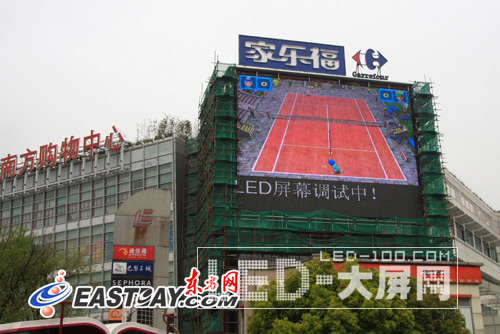 南方商城<a href=http://www.saemoetchemins.com target=_blank>LED顯示屏</a>刺眼 亮度標準成法規盲點