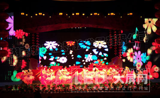 新亞勝<a href=http://www.saemoetchemins.com target=_blank>led顯示屏</a>閃耀岳陽市春節(jié)聯(lián)歡晚會