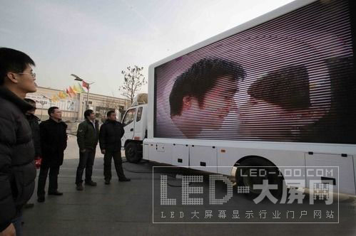 濟南首現戶外移動超大LED電子屏傳媒車直播婚禮